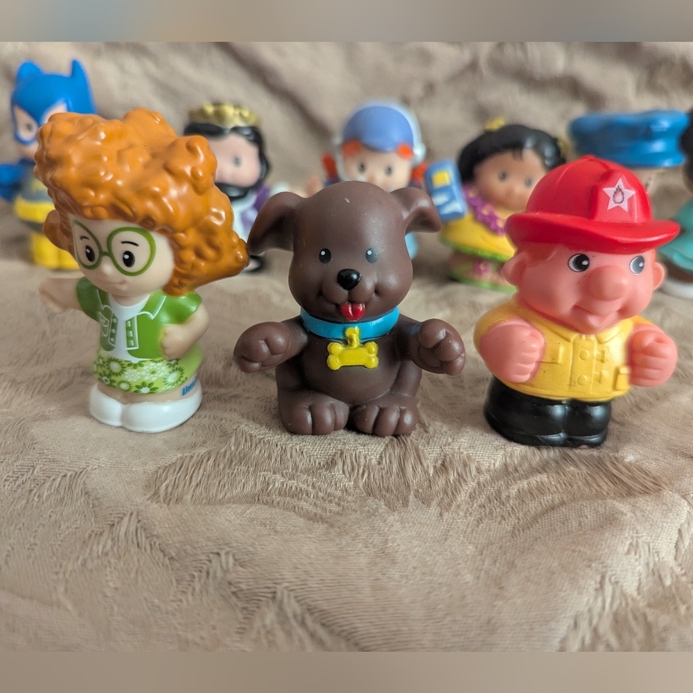 Fisher Price Little People Lot of 9 Figures Fireman Dog King Toy - Picture 4 of 10